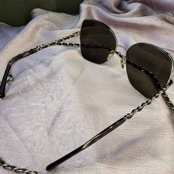 Chanel Butterfly Sunglasses with pearl leather chain - Picture 8 of 15
